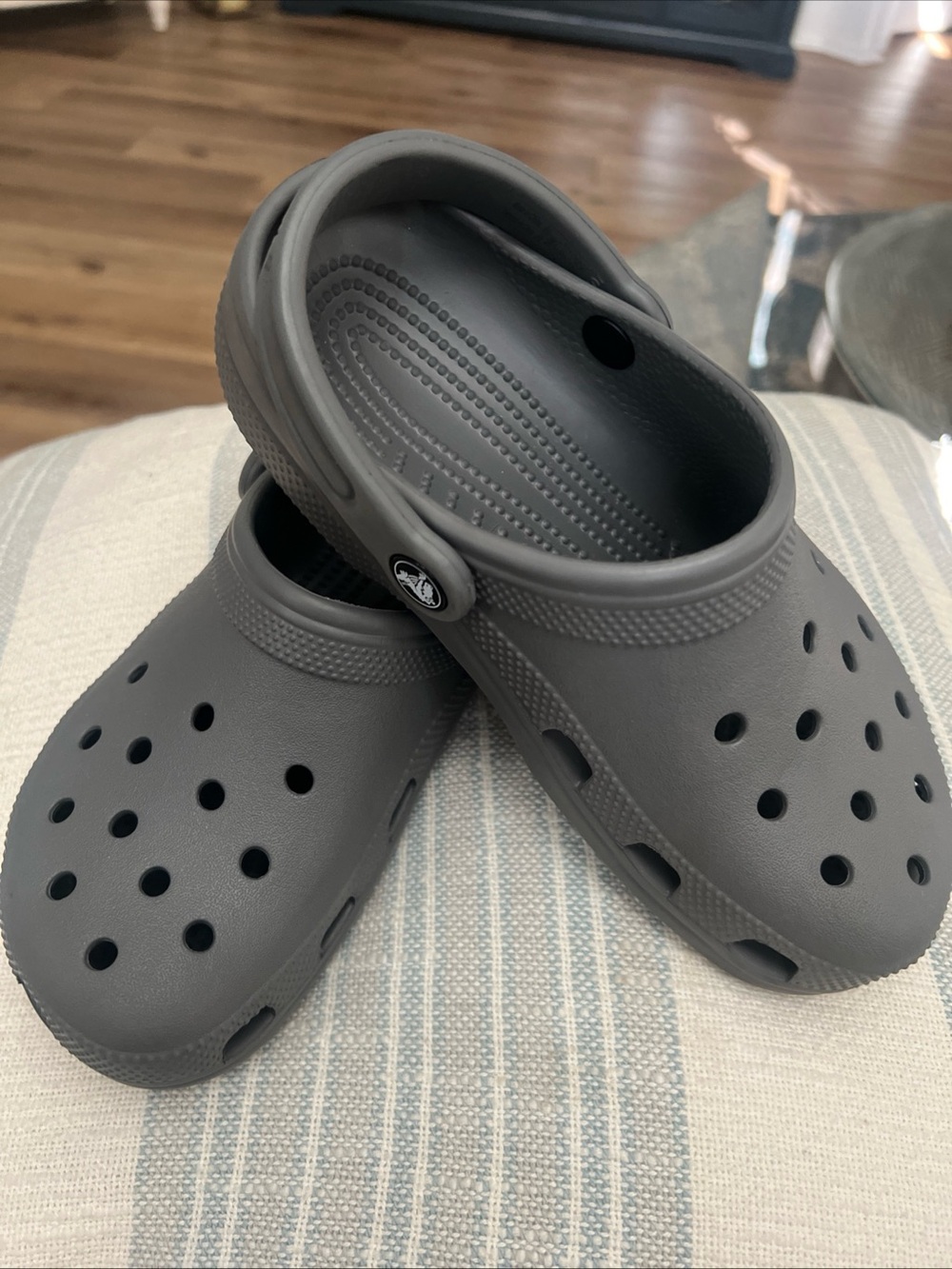 CROCS Classic Clog in Charcoal unisex men’s size 4-5 women’s 6-7 excellent cond